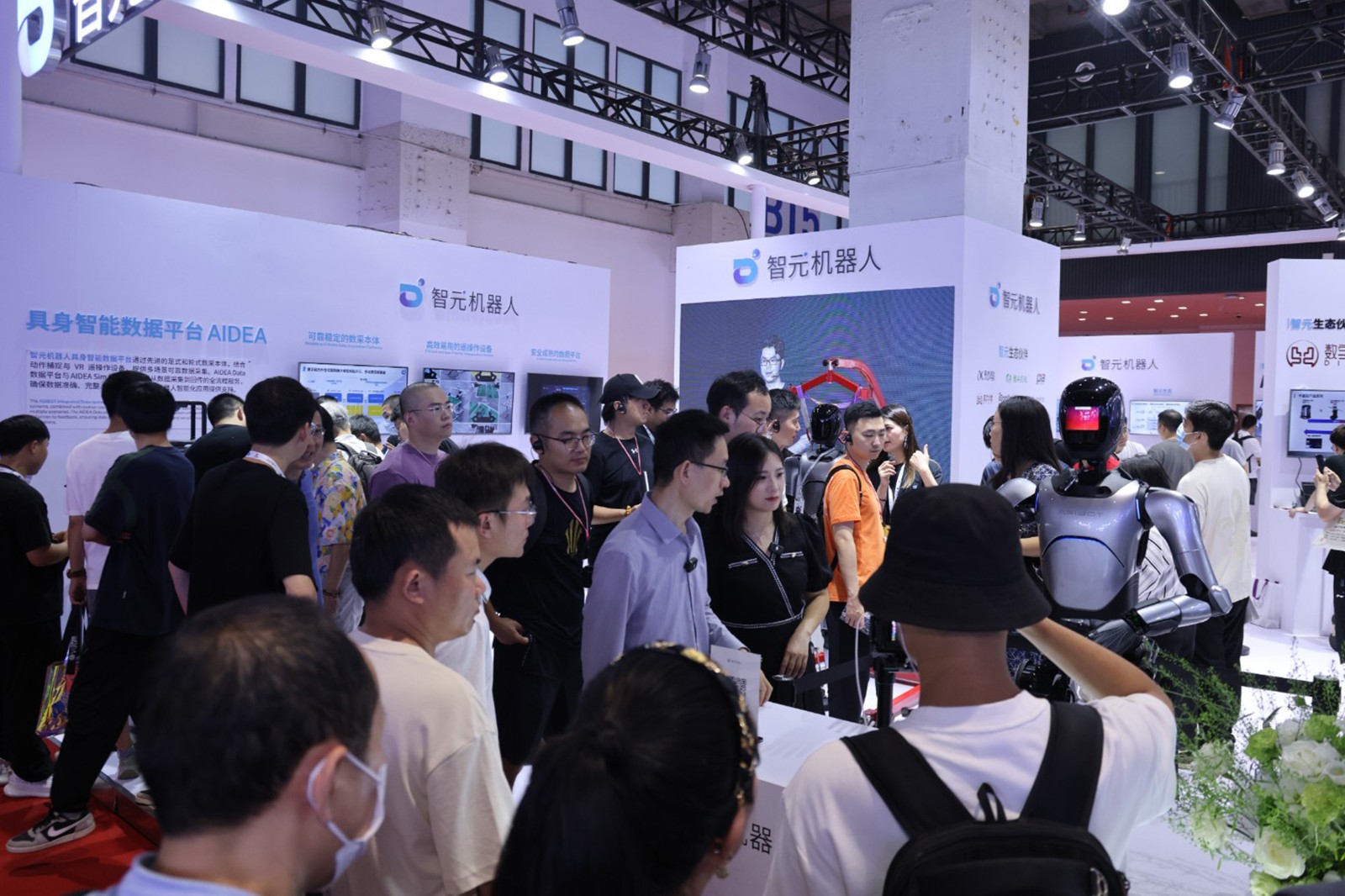壹号娱乐机器人亮相世界机器人大会WRC